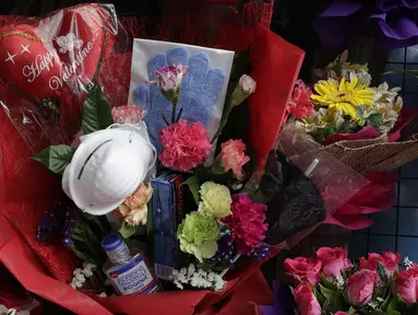 Paket rangkaian bunga Valentine di Alabang, Manila, Filipina (13/2/2020). Pemilik toko Mary Jane Villegas sengaja meletakkan keperluan perlindungan terhadap COVID-19 di karangan bunga untuk mengingatkan, bunga bukan satu-satunya yang dapat diberikan saat Valentine. (AP Photo/Aaron Favila)