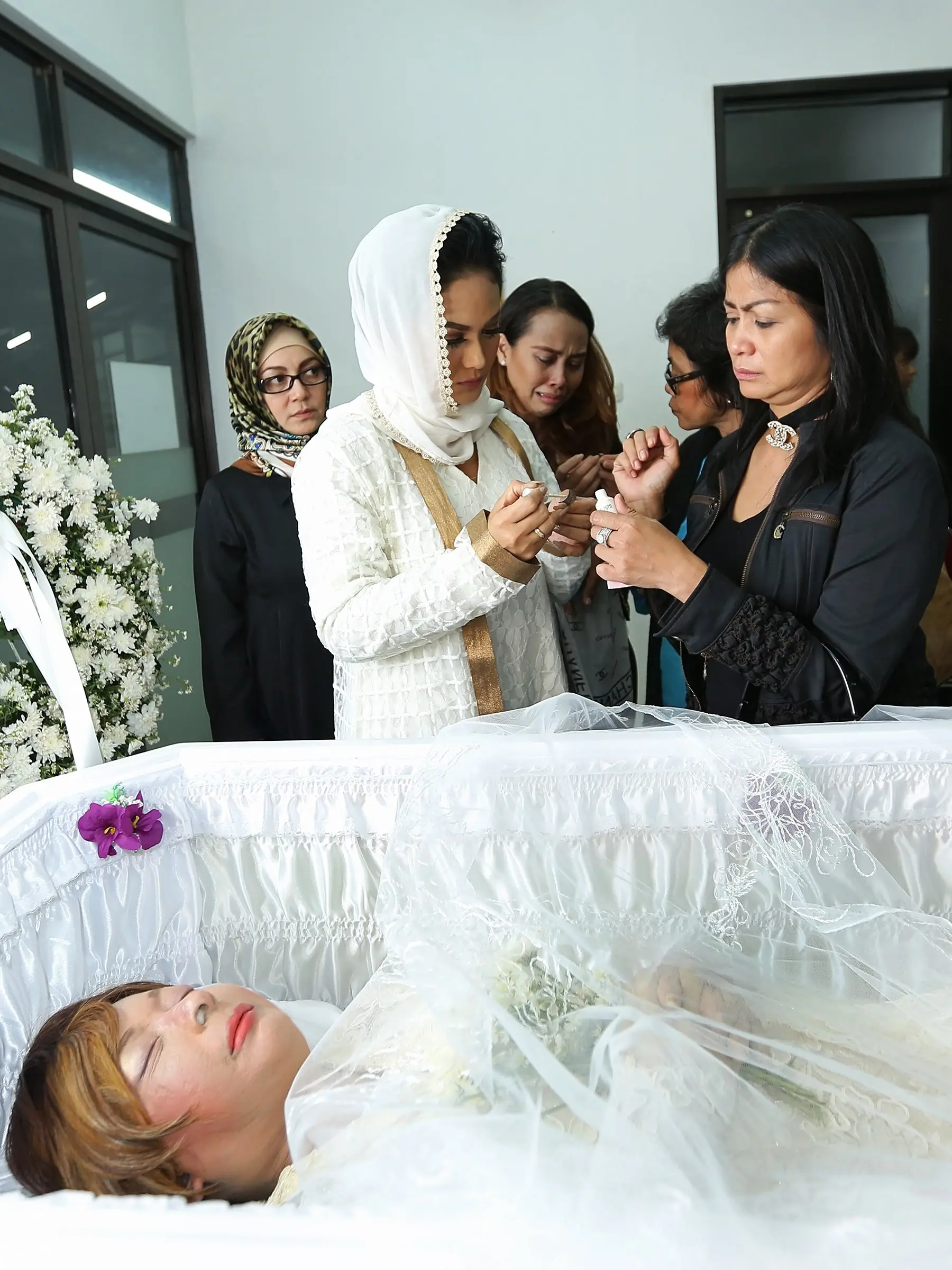 Saat tiba di rumah duka rumah sakit Fatmawati, Jakarta Selatan, Krisdayanti langsung menghampiri peti jenazah dan melihat sosok sahabatnya yang kini sudah menutup mata untuk selamanya. (Bambang E.Ros/Bintang.com)