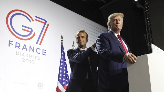 Presiden Prancis Emmanuel Macron (kiri) bersama dengan Presiden AS Donald Trump (kanan) di konferensi pers penutupan KTT G7 di Biarritz, Prancis (AP Photo)