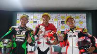 Pebalap Astra Honda Racing Team, Dimas Ekky Pratama, berhasil menjadi juara pada balapan pertama ARRC seri keempat di Sirkuit Sentul, Sabtu (12/8/2017). (Bola.com/Zulfirdaus Harahap)