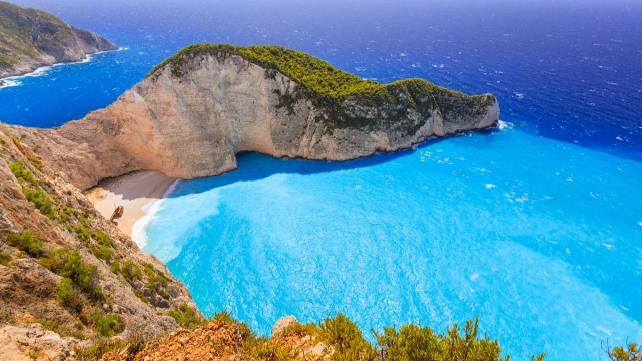8. Pantai Navagio Yunani - 'DESCENDANTS OF THE SUN'