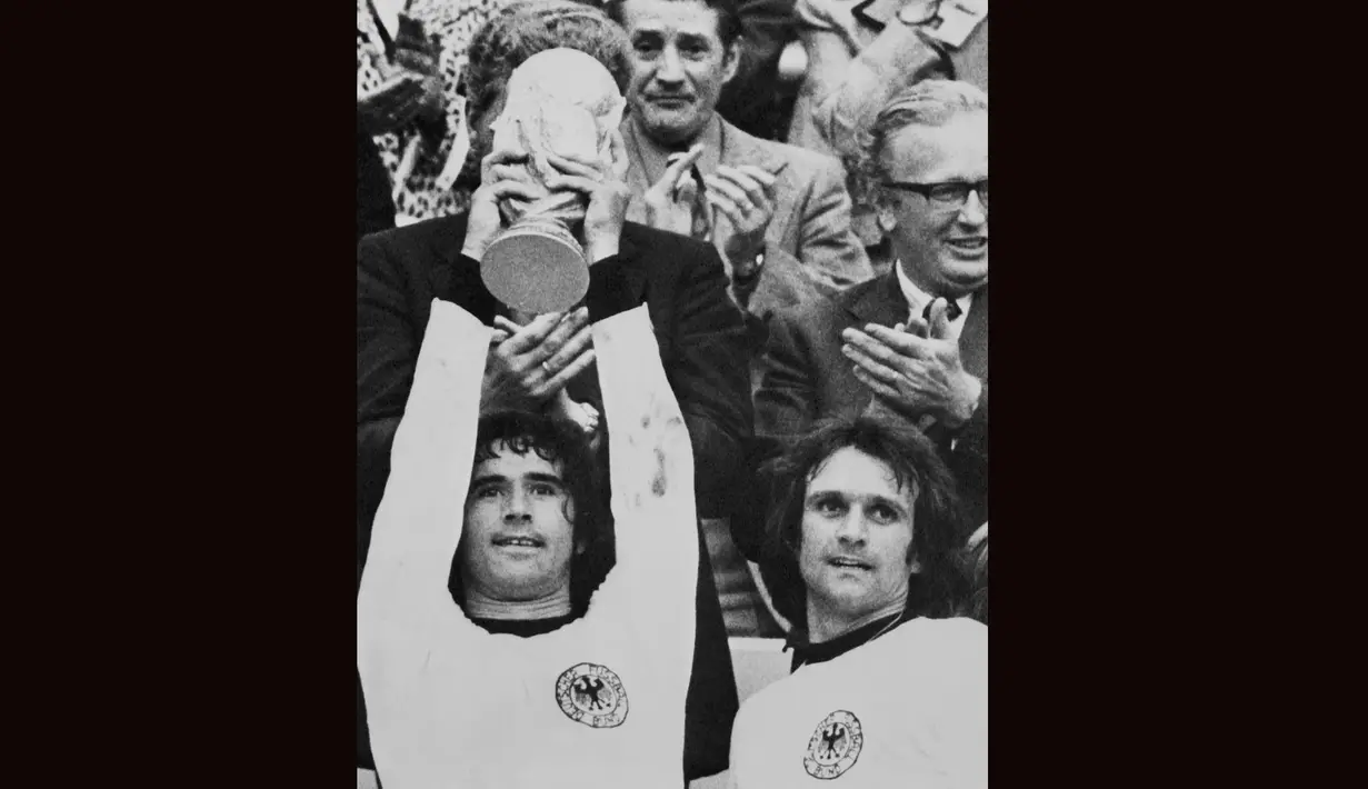 Gerd Muller. Eks striker Jerman Barat yang telah tutup usia pada 15 Agustus 2021 dalam usia 75 tahun ini hanya tampil dalam dua edisi Piala Dunia, 1970 dan 1974. Namun ia juga total berkontribusi dalam 20 gol dalam dua edisi tersebut, dengan rincian mencetak 14 gol dan 6 assist dari 13 laga. Torehannya tersebut mampu membawa Jerman Barat menjadi juara Piala Dunia pada edisi 1974. (AFP)