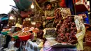 Seorang pedagang Yaman memperlihatkan kurma kering di sebuah pasar di kota tua Sanaa, Sabtu (11/5/2019). Buah kurma sangat identik saat bulan suci Ramadan, malah menjadi makanan wajib saat berbuka puasa. (Photo by Mohammed HUWAIS / AFP)