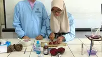 Dua mahasiswi Surabaya ramu lipstik dari buah Bit (Liputan6.com / Dhimas Prasaja)