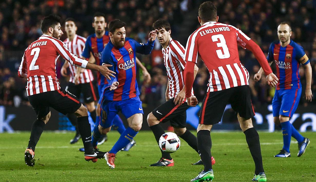 Bintang Barcelona, Lionel Messi, berusaha melewati hadangan pemain Athletic Bilbao. Kalah 1-2 pada leg pertama membuat Barcelona langsung menekan Bilbao sejak menit awal untuk membalikan keadaan. (EPA/Quique Garcia)