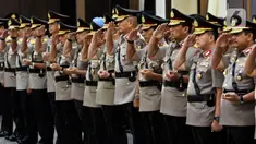 Perwira Tinggi Polri mengikuti upacara sertijab Kepala Divisi Hubungan Internasional Polri dan sejumlah Kapolda di Rupatama Mabes Polri, Selasa (11/2/2020). Kapolri Jenderal Idham Azis memimpin 8 Kapolda yang dirotasi dan pejabat utama lain untuk melafalkan sumpah jabatan. (Liputan6.com/Johan Tallo)