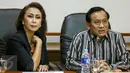 Ketua dan Sekretaris Pansel Kompolnas, Komjen Pur Imam Sudjarwo dan Yenti Garnasih (kiri) mengumumkan 24 peserta yang lolos dan bisa maju ke tahapan seleksi berikutnya, di Gedung Kompolnas, Jakarta, Rabu (30/3). (Liputan6.com/Yoppy Renato)