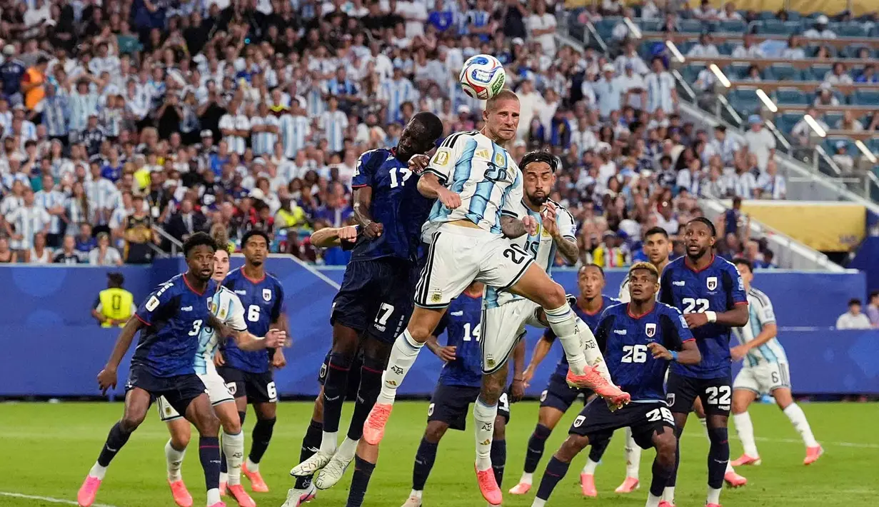 Pemain Argentina Alexis Mac Allister berebut bola sundulan dengan pemain Tanjung Verde Willy Semedo saat tendangan sudut dalam pertandingan sepak bola babak 32 besar Piala Dunia antara Argentina dan Tanjung Verde di Miami Gardens, Florida, Jumat, (03/07/2026). (AP Photo/George Walker IV)