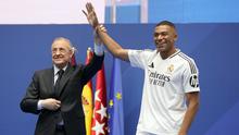 Dalam acara tersebut dihadiri Presiden Real Madrid Florentino Perez dan legenda klub Zinedine Zidane. (AP Photo/Andrea Comas)