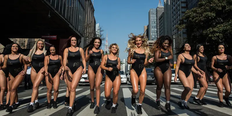 Finalis Miss BumBum Berparade Tutup Jalanan di Brasil