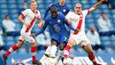 Gelandang Chelsea, N'Golo Kante, berebut bola dengan gelandang Southampton, Oriol Romeu, pada laga lanjutan Liga Inggris di Stamford Brigde, Sabtu (17/10/2020) malam WIB. Chelsea bermain imbang 3-3 atas Southampton. (AFP/Matthew Childs/pool)