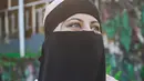 Terlebih niqab yang dikenakan sebagai cadar Tasyi Athasyia ini terlihat mencolok dengan warnanya yang kontras dengan hamis yang dikenakan. Warna hitam dipilihnya menutupi sebagian hijab berwarna cream. (Liputan6.com/IG/@tasyiiathasyia).