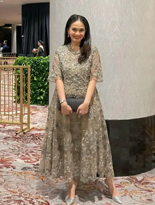 Ersa Mayori tampil memesona kenakan lace midi dress berwarna hijau sage dari Lace by Artkea. [@ersamayori].