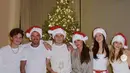 Keluarga Beckham rayakan Natal secara sederhana. Tampilan piyama berhasil hadirkan kehangatan yang nyata. [Foto: Instagram/ Victoria Beckham]