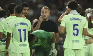 Pelatih Barcelona, Hansi Flick, berbicara kepada para pemainnya dalam laga La Liga antara Levante dan Barcelona di Valencia, Spanyol, Sabtu, 23 Agustus 2025. (AP Photo/Alberto Saiz)