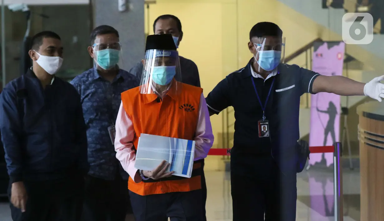 Mantan Anggota Badan Pemeriksa Keuangan (BPK), Rizal Djalil (tengah) digiring petugas sesaat sebelum rilis penahanan di Gedung KPK, Jakarta, Kamis (3/12/2020). Rizal Djalil merupakan tersangka penerima suap proyek Sistem Penyediaan Air Minum di Kementerian PUPR. (Liputan6.com/Helmi Fithriansyah)
