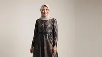 Model Gamis Hitam untuk Usia 40an