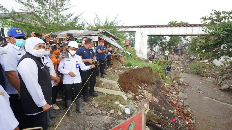 Gubernur Jawa Timur Khofifah Indar Parawansa menijau lokasi banjir di Kecamatan Kalibaru Banyuwangi. (Istimewa)