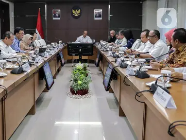 Menteri Koordinator Bidang Pembangunan Manusia dan Kebudayaan (Menko PMK) Muhadjir Effendy (tengah) memimpin rapat koordinasi tingkat menteri di Kantor Kemenko PMK, Jakarta, Senin (17/2/2020). Rapat tertutup tersebut membahas program jaminan kesehatan nasional. (Liputan6.com/Faizal Fanani)