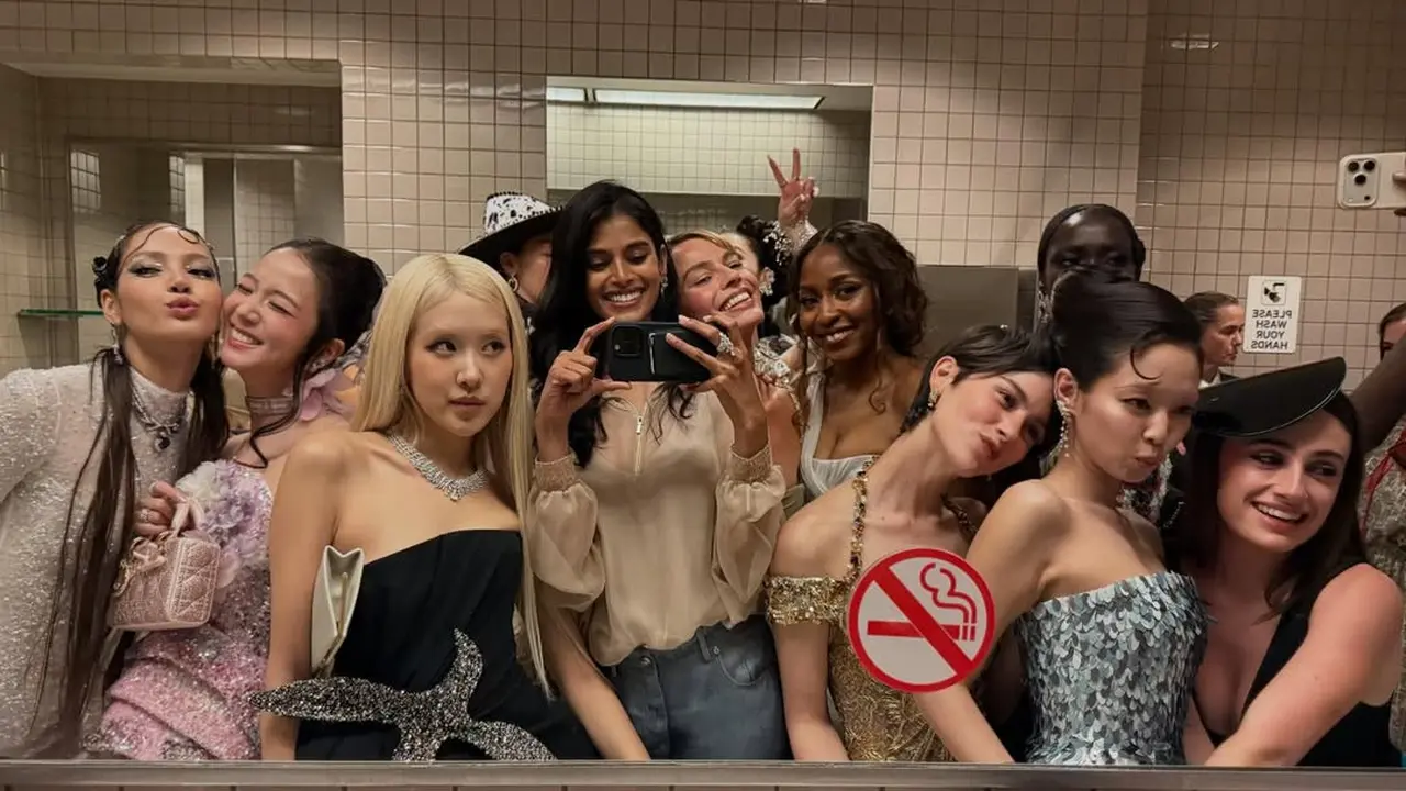 Dari BLACKPINK hingga Margot Robbie, Tradisi “Mirror Selfie” Met Gala 2026 Kembali Viral Meski Dilarang