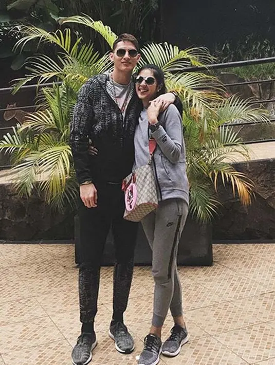 Seperti baru-baru ini, Mikha dan Wenas memamerkan potret mesra mereka yang sedang menikmati liburan bersama. Keduanya juga tampil kompak mengenaakan kacamata hitamnya. (Instagram/miktambayong)