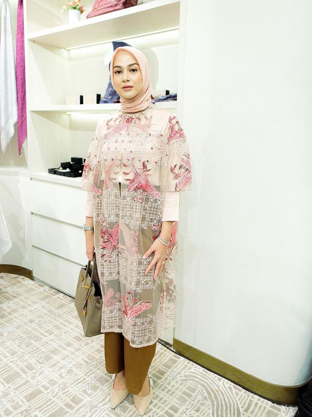 6 Outfit Kondangan Non Kebaya dari Nina Zatulini, Tampil Cantik dengan Abaya hingga Dress Payet
