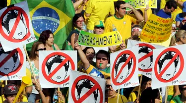 Ribuan warga membawa spanduk saat unjuk rasa mengecam skandal korupsi yang melanda para politisi dari partai Presiden Rousseff di Sao Paulo, Brasil, Minggu (16/08/2015). Unjuk rasa berlangsung lebih dari 200 kota di Brazil. (REUTERS/Paulo Whitaker)