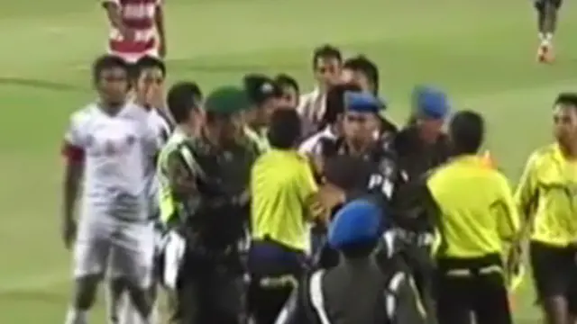 Kembali, Petandingan Sepak Bola Indonesia di Warnai Kericuhan