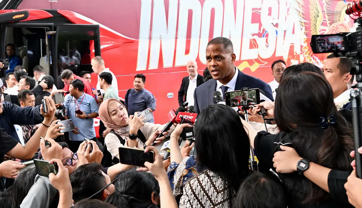 Sementara, Pelatih Timnas Indonesia Patrick Kluivert juga menyampaikan apresiasi tinggi atas perhatian Presiden Prabowo. Ia menilai pertemuan ini menjadi dorongan semangat tambahan bagi timnya. (Foto: Cahyo - Biro Pers Sekretariat Presiden)