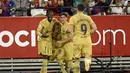 Penyerang Barcelona, Raphinha (kedua kiri) berselebrasi dengan rekan satu timnya setelah mencetak gol ke gawang Sevilla pada pertandingan lanjutan La Liga Spanyol di Seville, Spanyol, Sabtu (3/9/2022). Barcelona menang telak atas Sevilla 3-0. (AP Photo/Jose Breton)