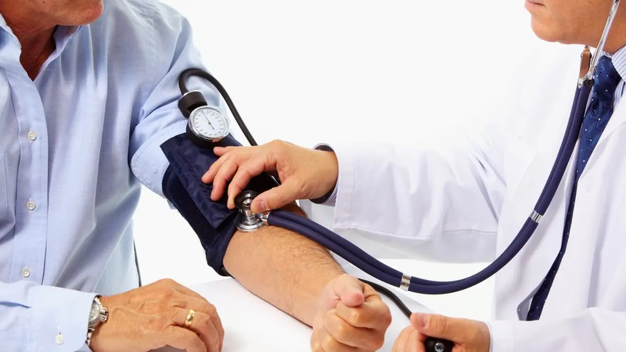 Cek tekanan darah. Foto: seronahealth.wordpress