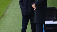 Presiden PSG, Nasser Al-Khelaifi berbincang dengan Direktur olahraga Leonardo selama sesi latihan di tempat latihan klub Camp des Loges di Saint-Germain-en-Laye (6/12/2021). PSG akan bertanding melawan Club Brugge pada Grup A Liga Champions di Stadion Parc des Princes. (AFP/Franck Fife)