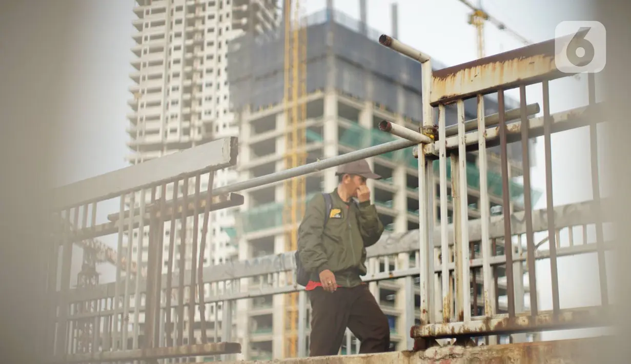 Suasana JPO yang melintang di atas jalan tol dalam kota dan Jalan Gatot Soebroto di Mampang, Jakarta, Selasa (4/2/2020). Kurangnya perawatan menyebabkan kondisi pagar JPO tersebut banyak yang berkarat sehingga berpotensi membahayakan pejalan kaki yang melintas. (Liputan6.com/Immanuel Antonius)