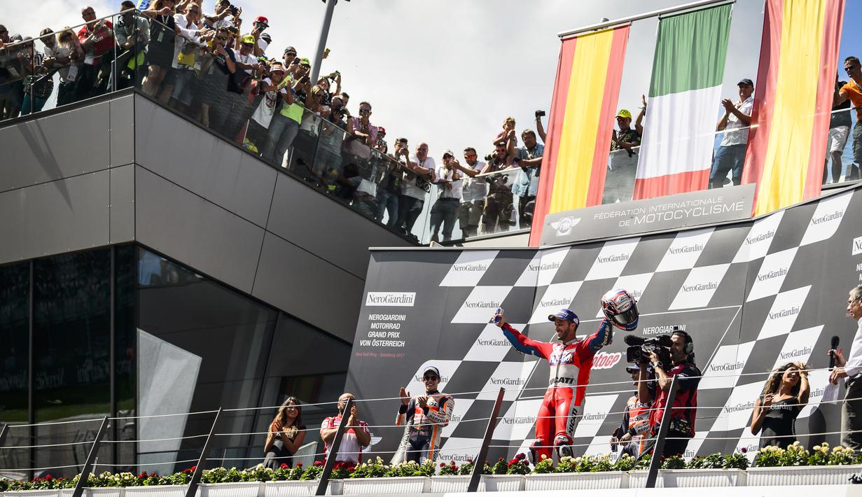 Andrea Dovizioso memberikan salam kepada pendukungnya usai menang balapan MotoGP Austria di Red Bull Ring, Spielberg, Austria (13/8/2017). Dovizioso menjadi juara pada lap terakhir. (AFP/Jure Makovec)