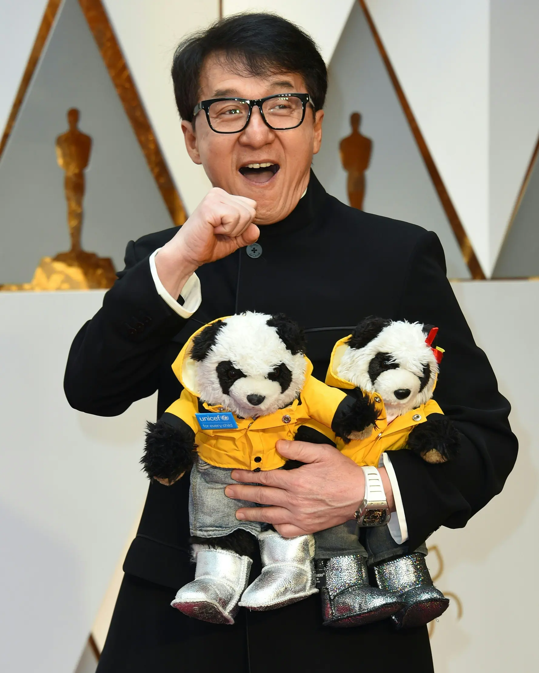 Aktor Jackie Chan berpose dengan boneka panda di karpet merah Academy Awards ke-89 atau Oscar 2017 di Dolby Theatre, Los Angeles, Minggu (26/2). Jackie Chan menyebut dua boneka panda itu dengan "dua anak lelakiku". (VALERIE MACON/AFP)