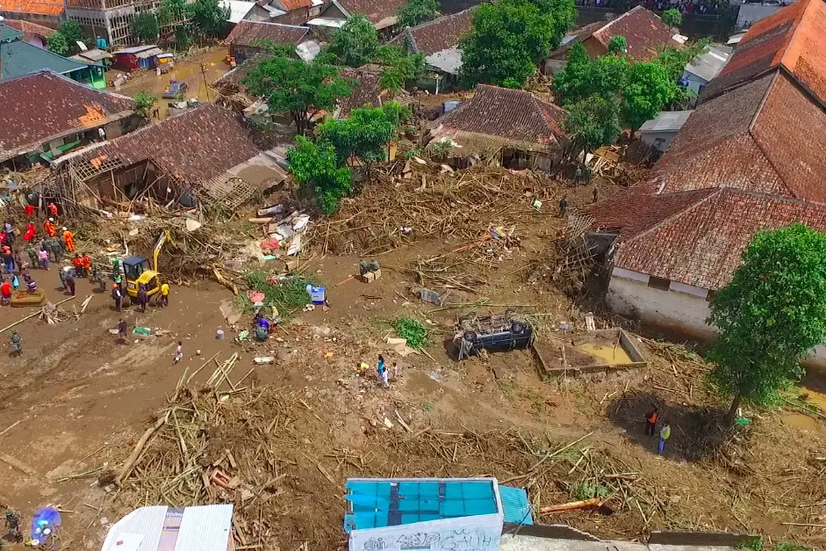 Sisa kerusakan akibat banjir bandang Garut