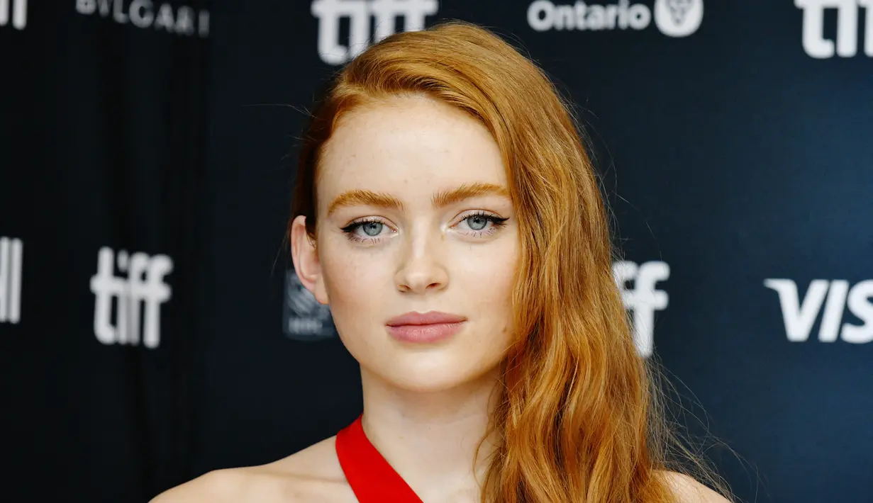 Sadie Sink berpose di karpet merah pada pemutaran perdana film "The Whale" selama Festival Film Internasional Toronto di Royal Alexandra Theatre, di Toronto, Ontario, Minggu (11/9/2022). Sink juga telah terlihat di film seperti Dear Zoe, Eli dan The Glass Castle. (Rodin Eckenroth/Getty Images/AFP)