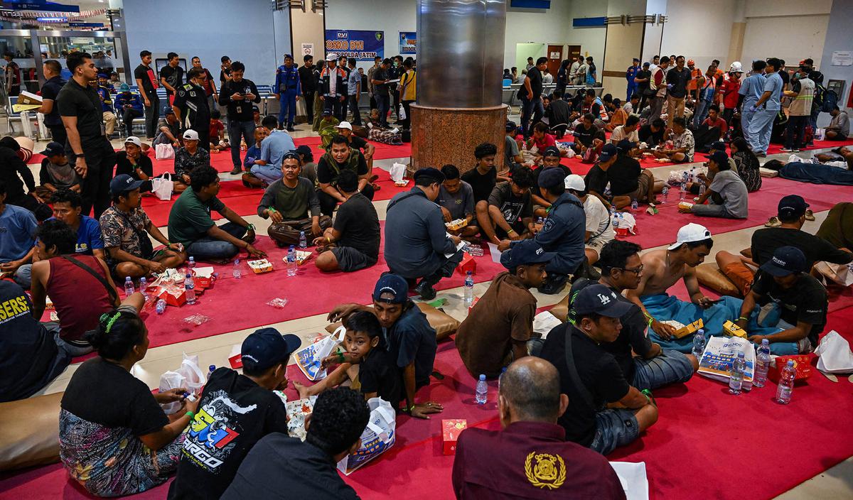 Ratusan Penumpang KM Mutiara Sentosa II Tiba di Surabaya