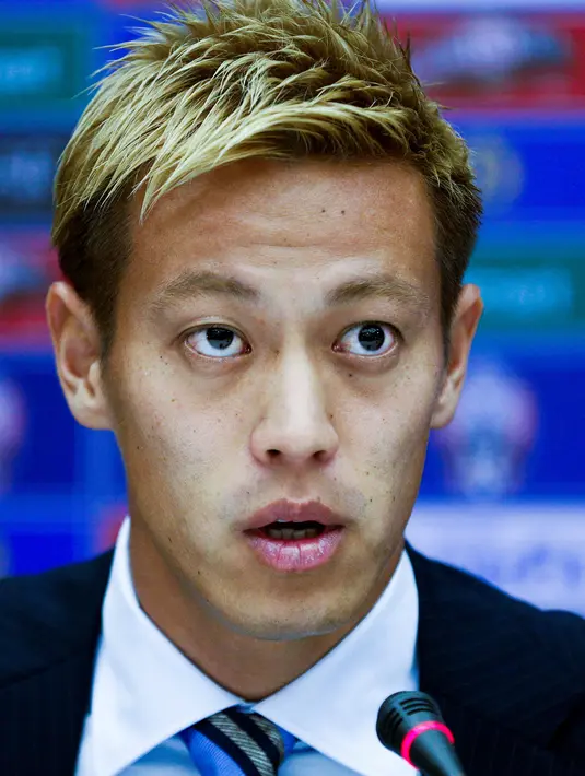 Gelandang Jepang Keisuke Honda memberi keterangan pers setelah resmi menjadi pelatih Timnas Kamboja di Phnom Penh (12/8). Federasi Sepak Bola Kamboja (FFC) mengontrak Honda berdurasi dua tahun. (AFP Photo)