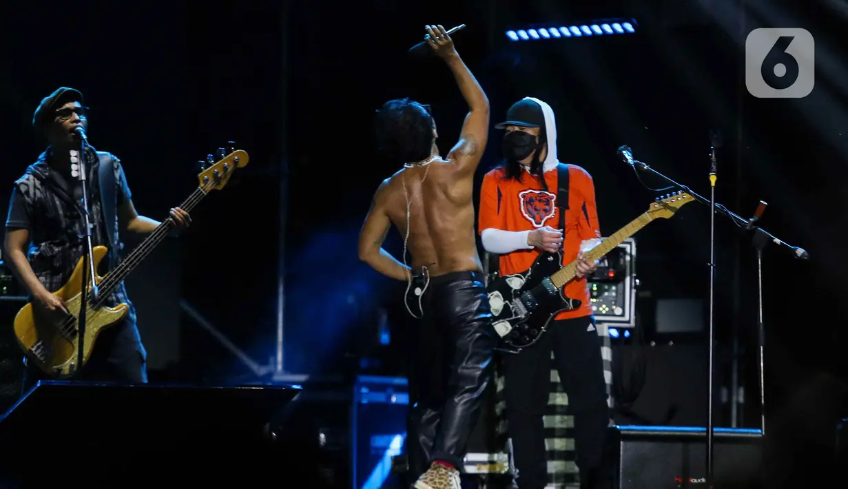 Aksi grup band Slank pada gelaran musik The 90's Festival di Gambir Expo Kemayoran, Jakarta Pusat, Sabtu (10/8/2024). (Liputan6.com/Herman Zakharia)