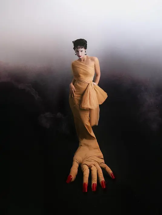 Dress couture yang begitu sempurna. Disertai keunikan bentuk tangan pada bagian ujungnya. [Foto: Instagram/ Tatjanasaphira]