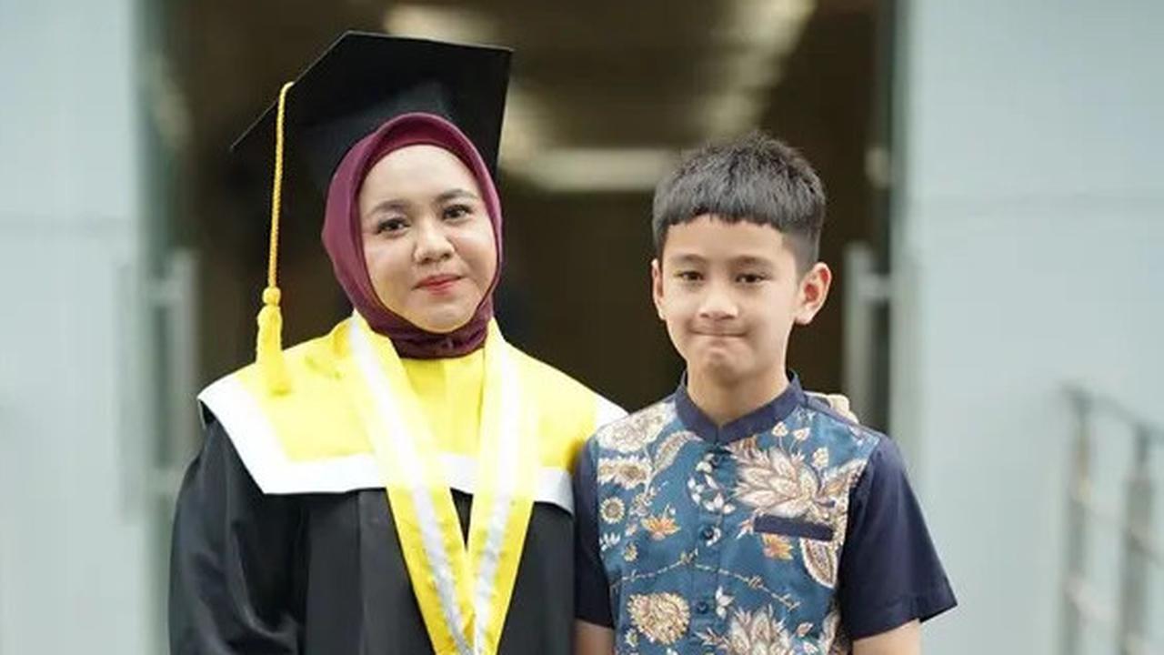 Bikin Gemas, Momen Rafathar Belajar Masak Telur Ceplok dari Mbak Lala, Definisi Anak Sultan Tetap Harus Mandiri