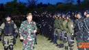 Citizen6, Pulau Seribu: Sebelum upacara penutupan, Panglima TNI didampingi Kasal, Kasau, Irjen TNI, para Asisten Panglima TNI, Kapuspen TNI dan rombongan lainnya menyaksikan Pasukan Khusus TNI melaksanakan penerjunan. (Pengirim: Badarudin Bakri)