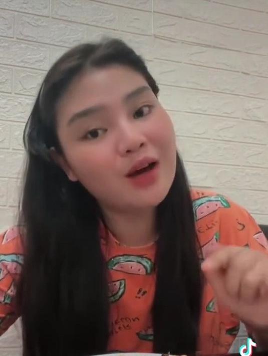 Setelah ditelusuri, wanita yang masih punya hubungan keluarga dengan Dewi Perssik ini memang kerap tampil tanpa hijab. (Liputan6.com/TikTok/@ikanlautpedes).