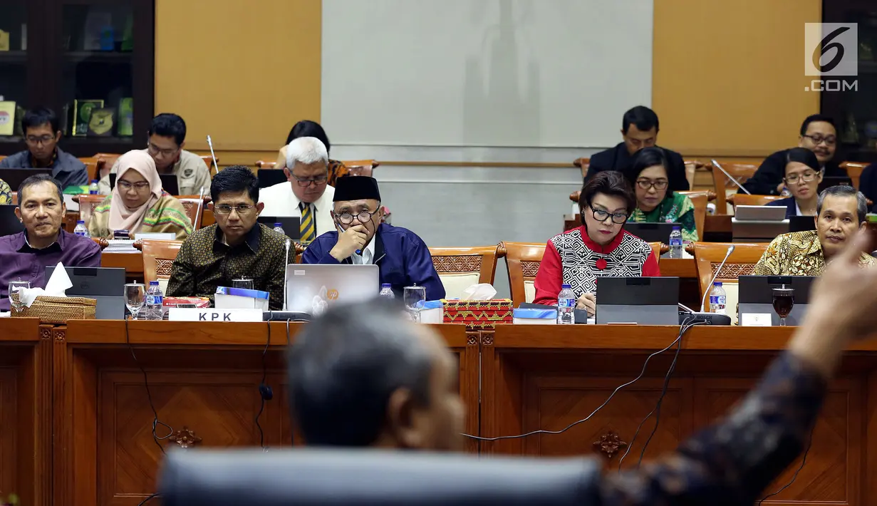 Pimpinan KPK mendengarkan pertanyaan Komisi III DPR dalam Rapat Dengar Pendapat (RDP) di Kompleks Parlemen Senayan, Jakarta, Selasa (12/9). Rapat mendengarkan penjelasan mengenai mekanisme proses pengaduan masyarakat di KPK. (Liputan6.com/Johan Tallo)