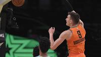 Bogdan Bogdanovic dinobatkan jadi Most Valuavle Player (MVP) pada Rising Star Challenge yang jadi bagian NBA All Star 2018, di Staples Center, Los Angeles, Sabtu (17/2/2018) pagi WIB. (AP Photo/Mark J. Terrill)