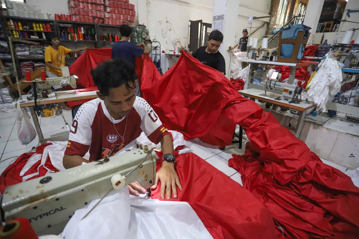 FOTO: Menjahit Merah Putih Sepanjang 2 Kilometer Sambut HUT RI ke-80