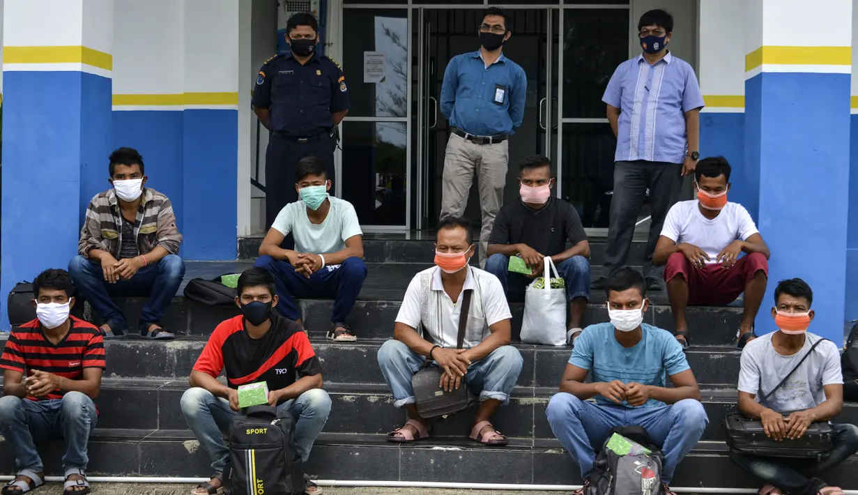 Nelayan Myanmar menunggu untuk dideportasi setelah ditahan selama delapan bulan oleh pihak berwenang Indonesia di Banda Aceh (5/8/2020). Mereka ditangkap karena penangkapan ikan ilegal di perairan Aceh sepanjang selat Malaka. (AFP Photo/Chaideer Mahyuddin)