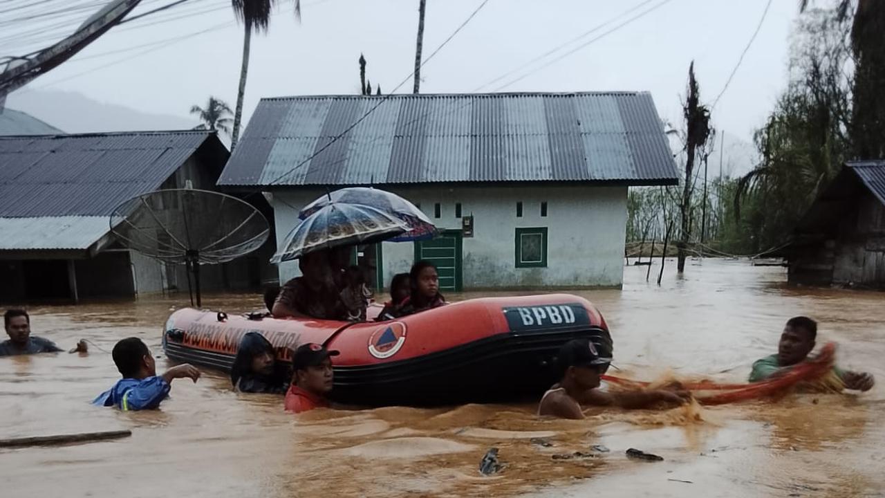 Banjir Kepung 7 Kecamatan di Tapteng, Air Capai Dada Orang Dewasa