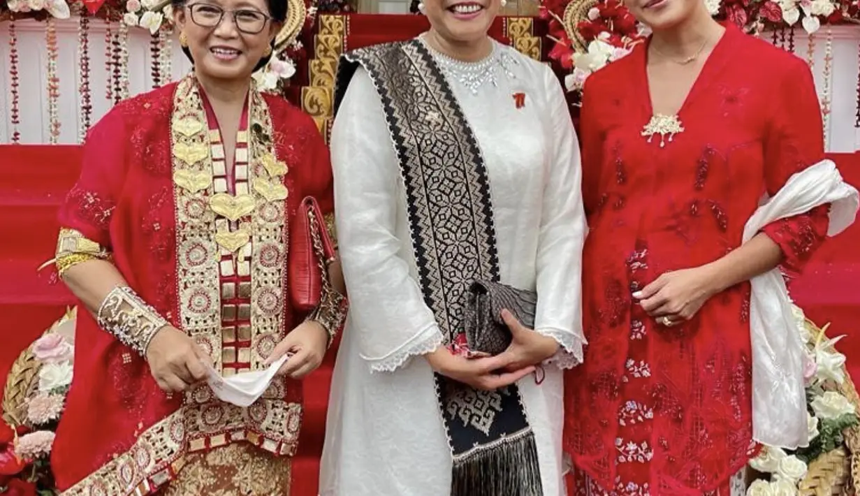 Dalam balutan kebaya kurung dan kebaya panjang, keduanya kembali memilih warna merah dan putih yang kibarkan semangat Indonesia.  [Foto: Instagram/ Sri Mulyani]